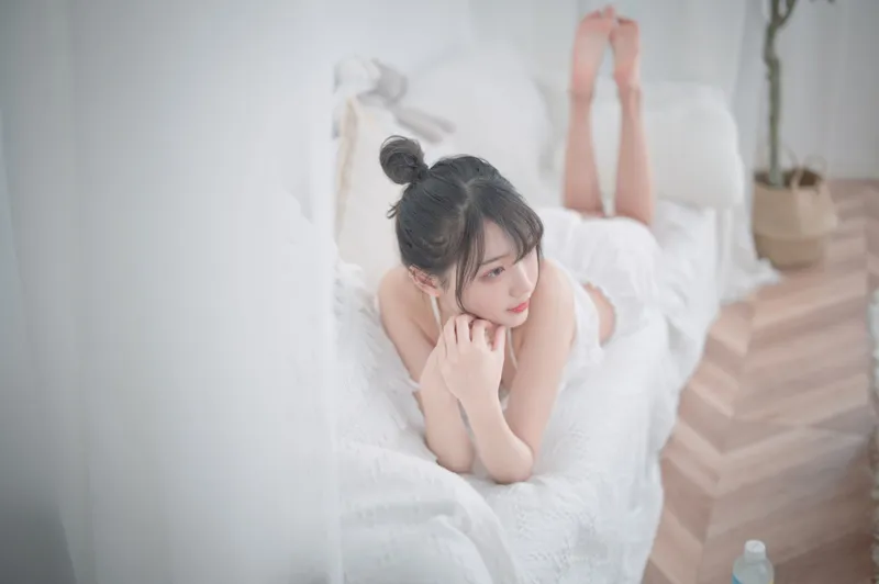 周叽是可爱兔兔 – 白色睡衣 [20P] - 机器猫次元