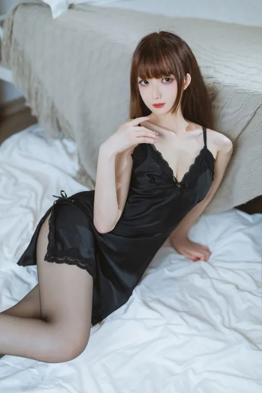 封疆疆v – 黑丝睡衣 [32P] - 机器猫次元