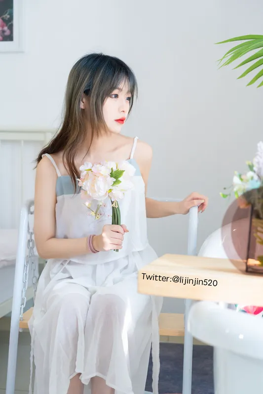 梨瑾瑾 – 室内吊带裙 [20P] - 机器猫次元