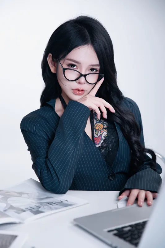 AMY - 《办公室海妖女郎》[14P]