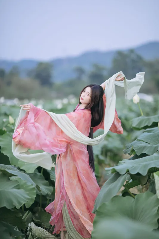 褚鸢鸢 – 《晚风吹倒荷花叶》[17P] - 机器猫次元