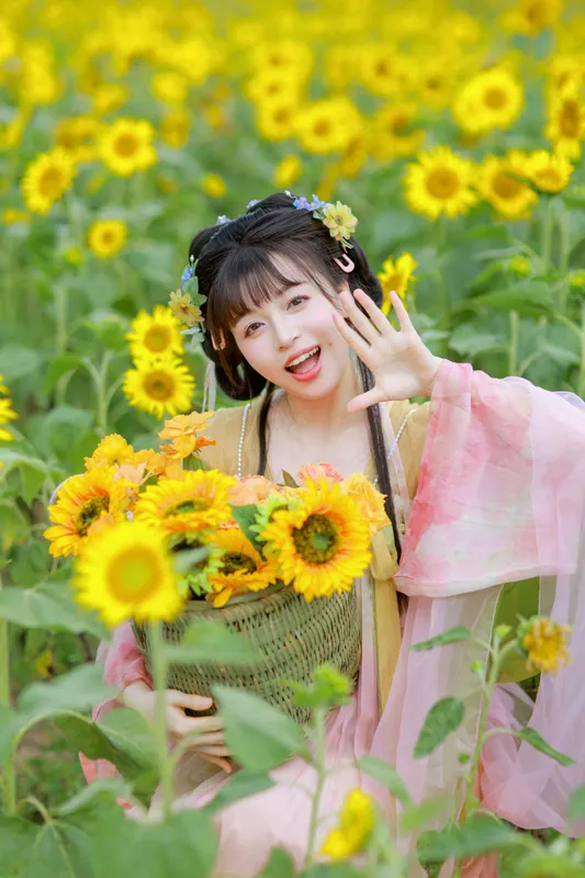 琳琳 – 《这片向日葵已经被本小姐承包了！》[13P] - 机器猫次元