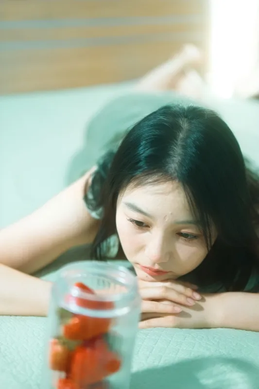 桐桐 - 《草莓味少女》[14P]