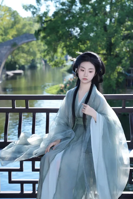 青青 - 《清冷风汉服》[11P]