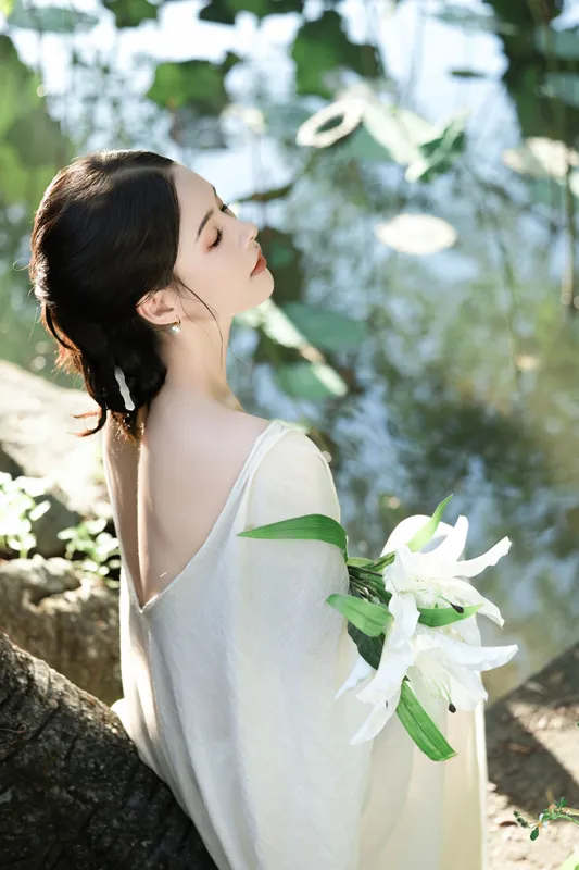- 《光斑》[17P]