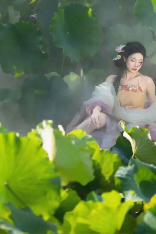 - 《荷香沁骨，美人入画》[13P]