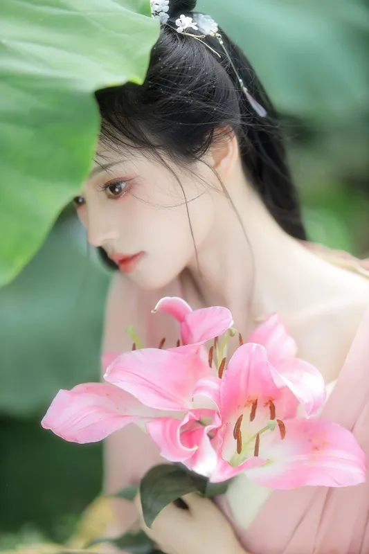乔乔不说话 - 《荷中花》[9P]