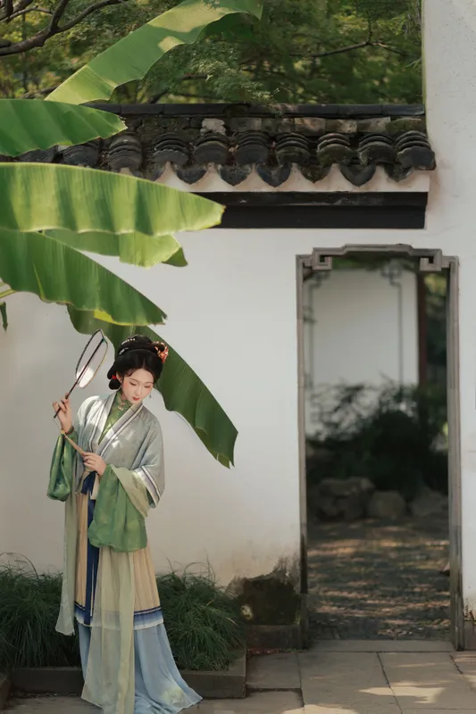 秦卿卿 – 《黛眉轻扫远山春，杏眼流波月作神》[9P] - 机器猫次元