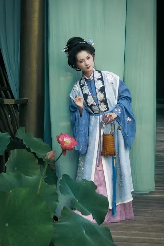 《风吻荷梢时，听见了莲的低语》[9P]