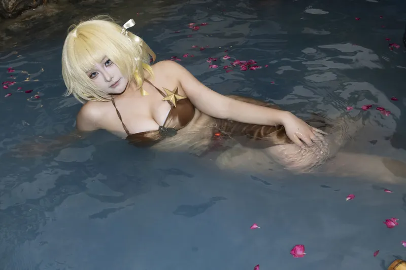 《金色泳衣比基尼性感美女泳池写真》[9P] - 机器猫次元