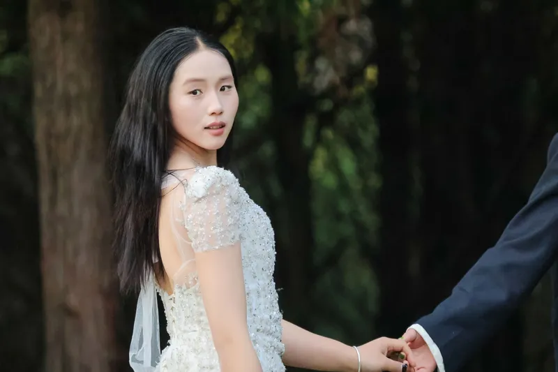 《野外森林夕阳户外模特白色婚纱姐妹合照两位美女》[15P] - 机器猫次元