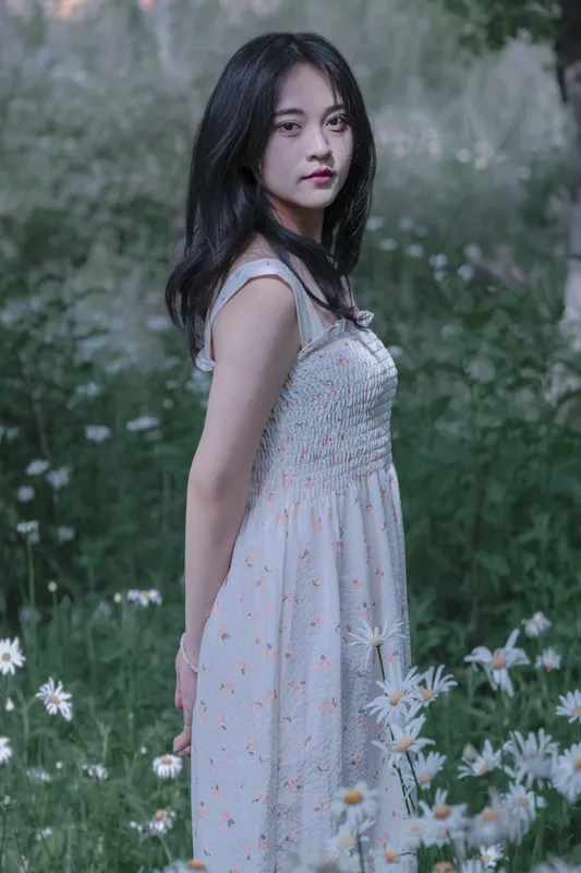 《草地白菊花白衣性感女子写真》[34P] - 机器猫次元