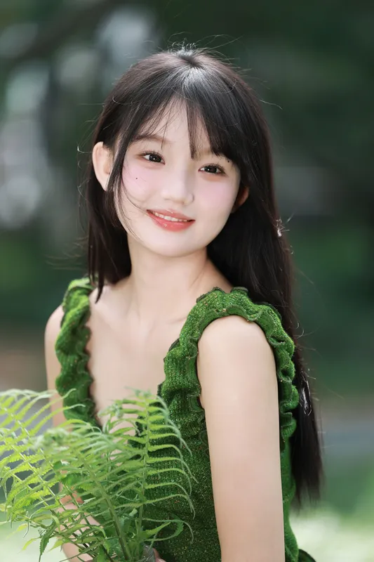 《青草地的午后，少女与风的时光》[10P]