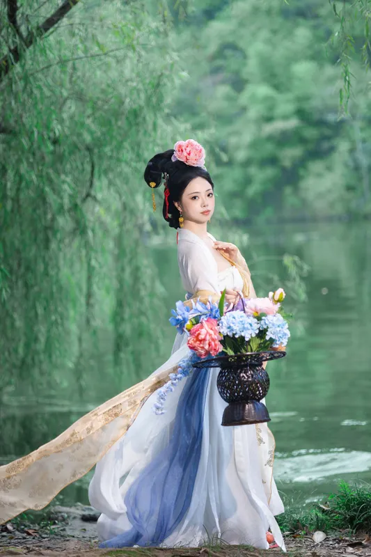 – 《白伯骅仕女图仿妆》[12P]