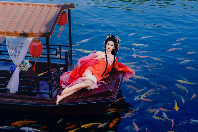 富婆 – 《浮光映锦鲤，万事皆如意。》[23P]
