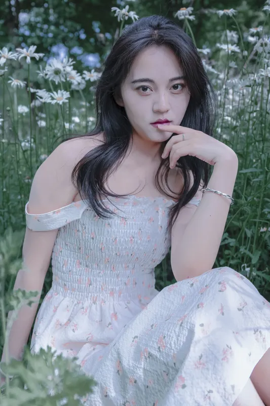 《草地白菊花白衣性感女子美女写真》[29P]