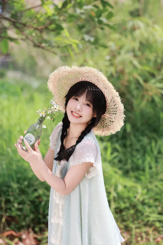 《闯入夏日草地，做个无忧无虑的少女》[9P]