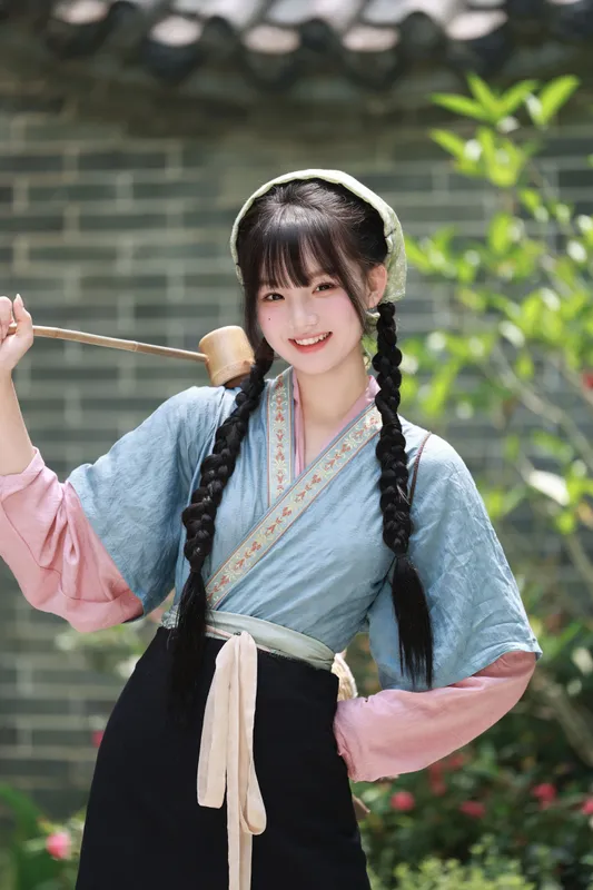 《古庭院的午后，小村少女的时光》[14P]