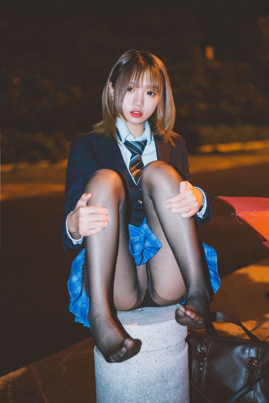 柒柒要乖哦 – 深夜公园JK [36P] - 机器猫次元