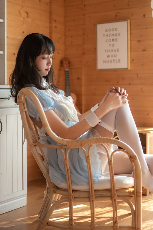 清纯妹子西瓜 – 蓝白女仆 [26P] - 机器猫次元