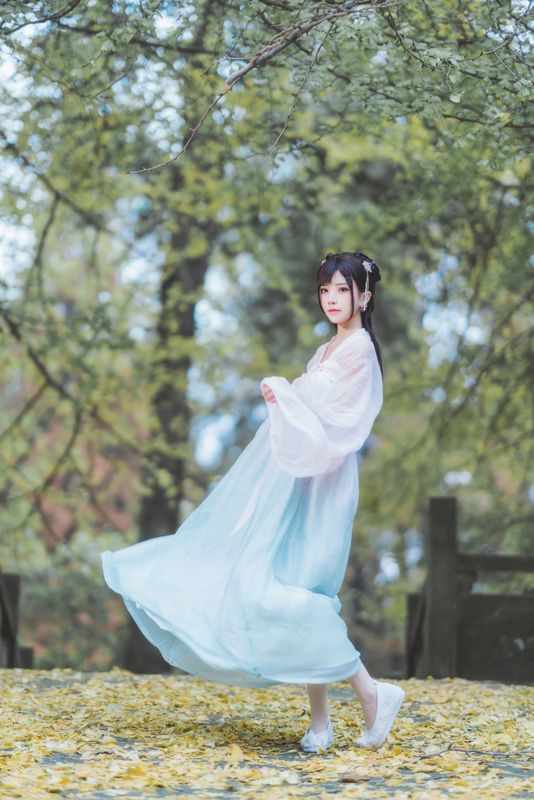 桜桃喵 – 温柔之汉服银杏 [10P] - 机器猫次元