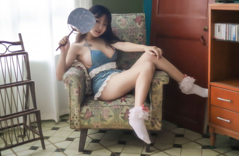 奇行家狗崽 – 桃子听蝉 [22P]