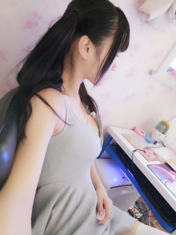 赛高酱作品 – 露脸灰色裙子 [23P]