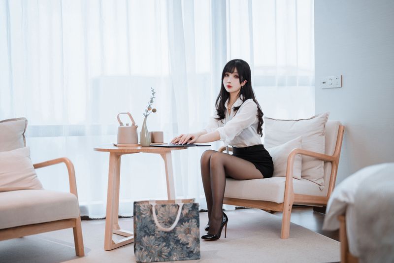 rioko凉凉子(肉扣热热子)&面饼仙儿 – OL前辈 [51P] - 机器猫次元