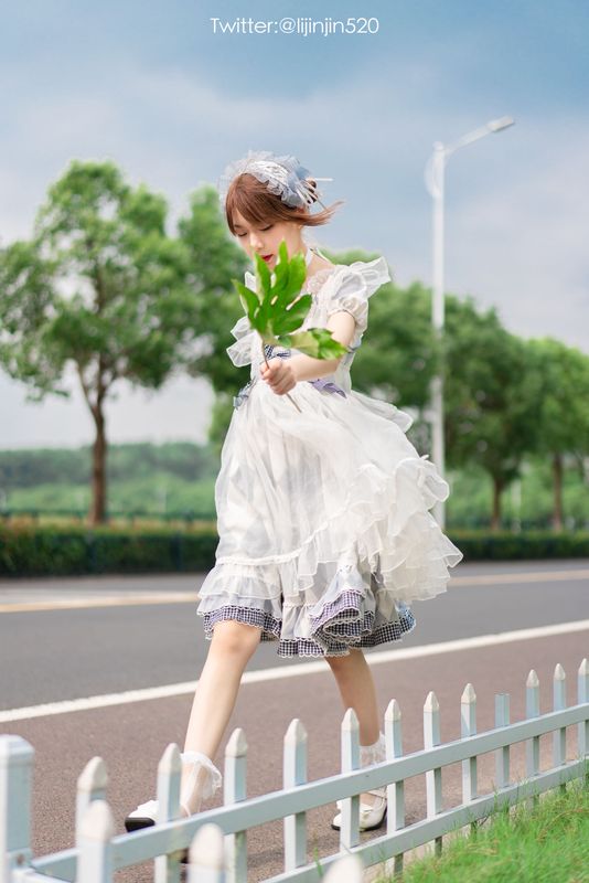 梨瑾瑾 – 草地 [22P] - 机器猫次元
