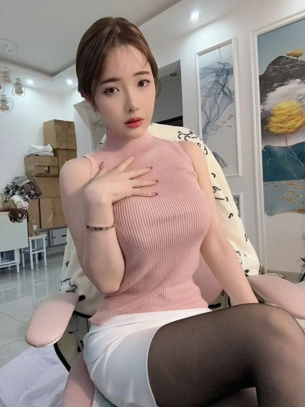 雯妹不讲道理 – 520女友本-黑丝背心包臀裙 [31P] - 机器猫次元