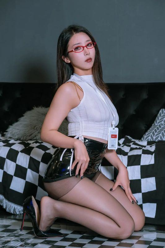 云溪溪 – 奶桃麻辣OL [120P] - 机器猫次元