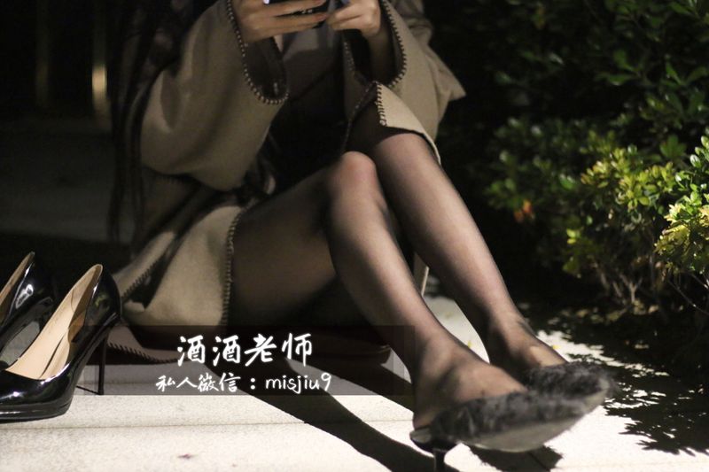 酒酒老师 – 英伦短裙与黑丝高跟 [53P] - 机器猫次元