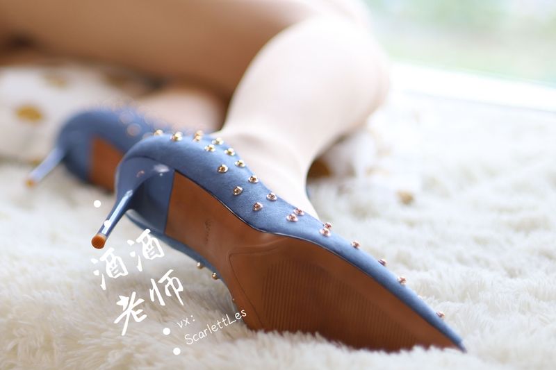 酒酒老师 – 白s学妹，又纯又欲 [65P] - 机器猫次元