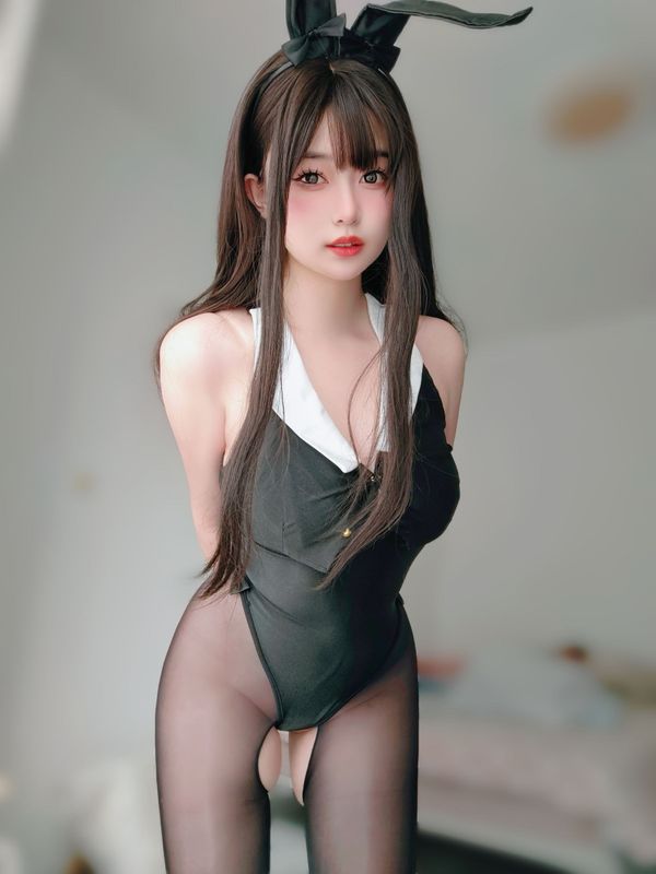 女主K – 黑丝兔女郎 [102P]