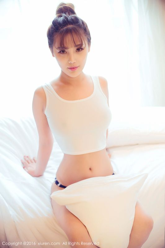 周予然《高叉泳衣、爆乳内衣、高跟美腿、白色超短工字背心装》 秀人网 No.633