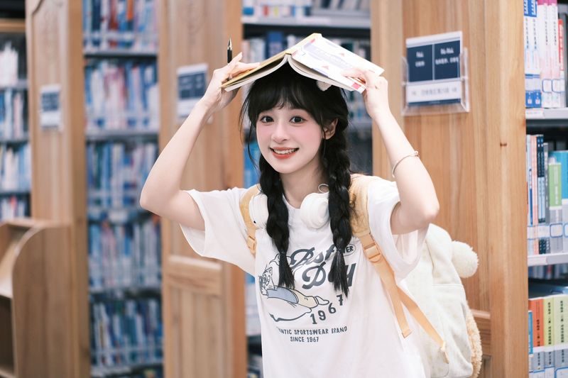 夏芋小年 – 《图书馆女孩》[27P] - 机器猫次元