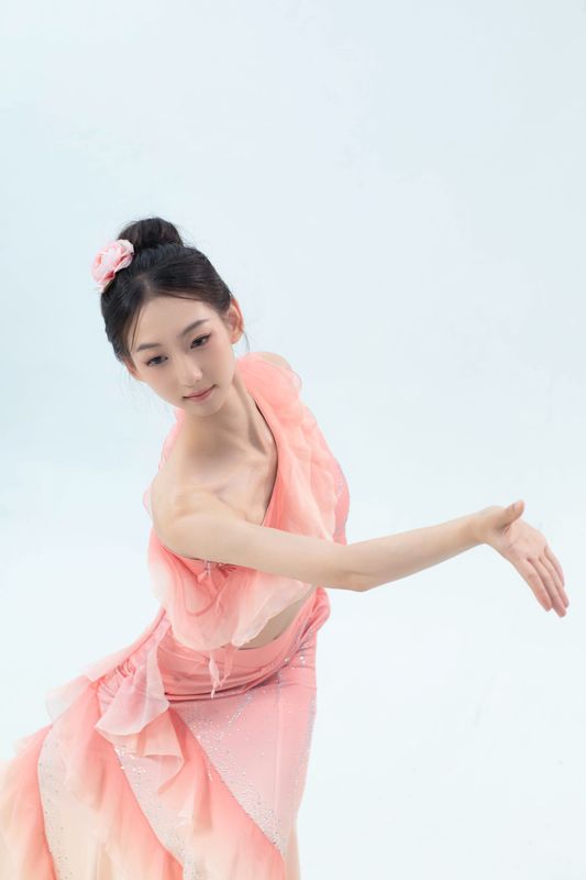 小桃儿酱 – 《跳傣舞的少女》[16P] - 机器猫次元
