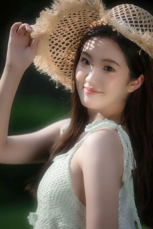 小雅 – 《草地上的少女》[16P]