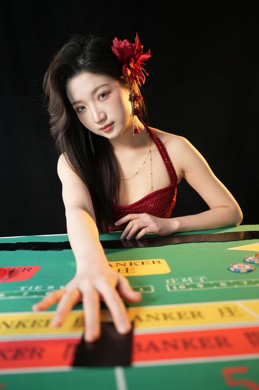 曼曼DayToy – 《热烈红裙》[24P]