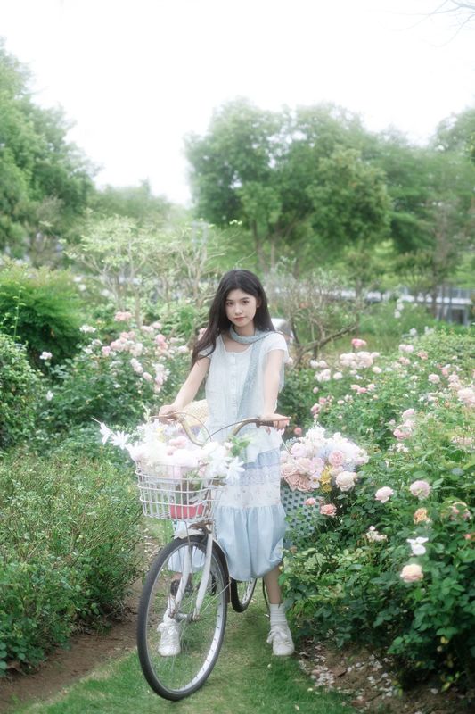 欧阳明慧 – 《花海里的“白月光”，这一眼太绝了！》[22P] - 机器猫次元