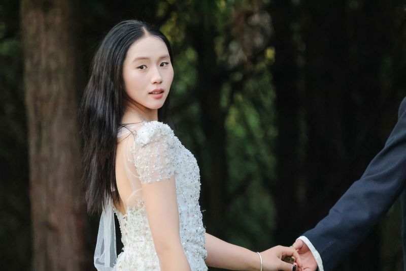 《野外森林夕阳户外模特白色婚纱姐妹合照两位美女》[15P] - 机器猫次元